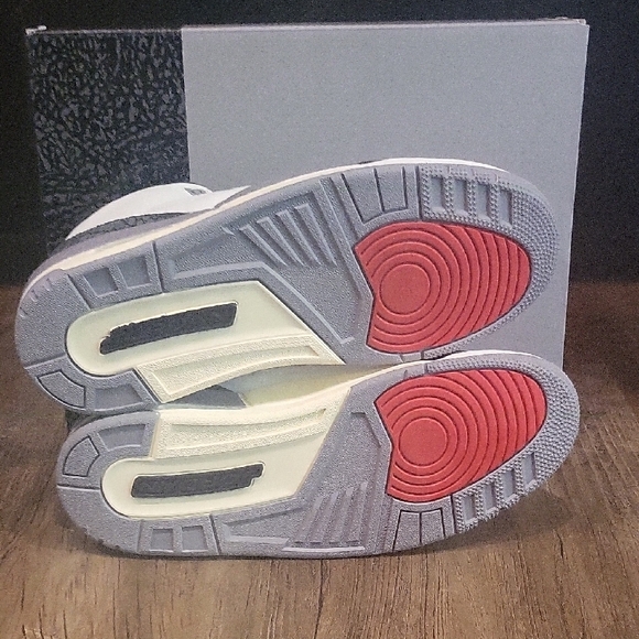 Jordan 3 Retro Cement Grey - Picture 6 of 9